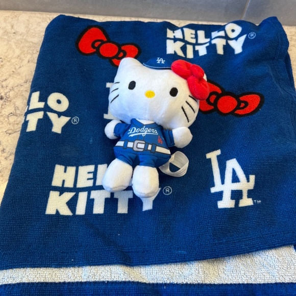 New Hello Kitty Sanrio  Towel and Doll from Los Angeles  Dodgers - Picture 8 of 8
